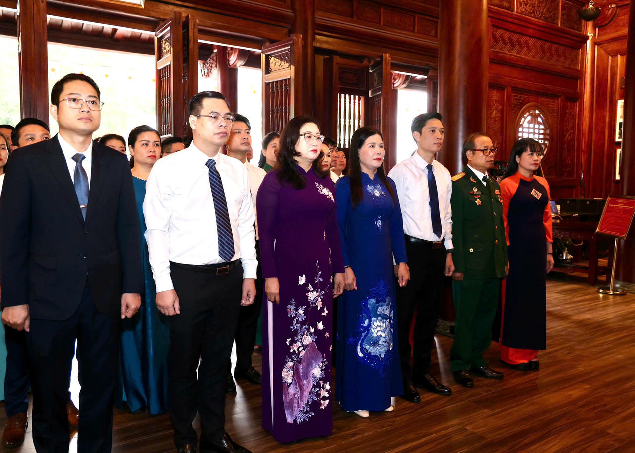 Đoàn đại biểu MTTQ Việt Nam tỉnh đã dâng hương tưởng niệm Chủ tịch Hồ Chí Minh tại Nhà tưởng niệm Bác Hồ (phường Lào Cai).