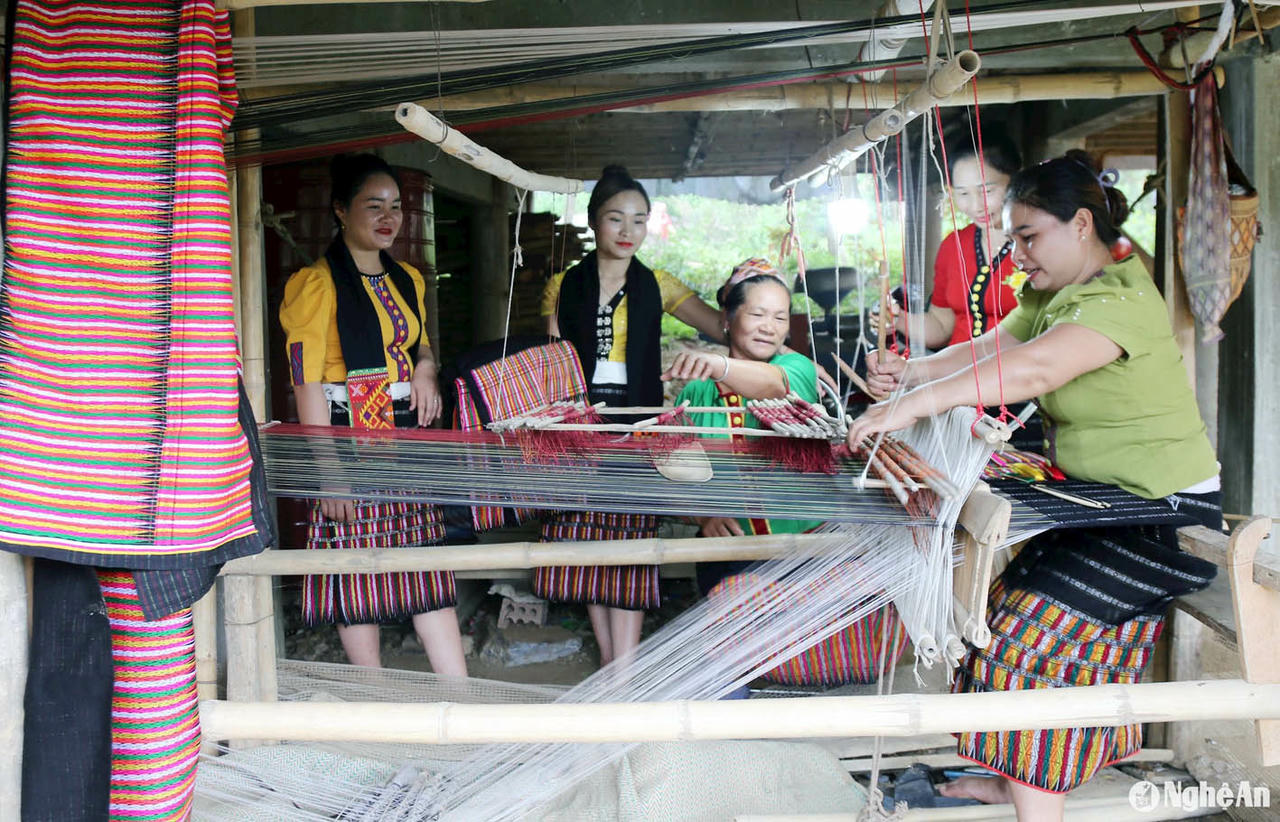 Khơi dậy nội lực, thúc đẩy người dân tự thoát nghèo bền vững
