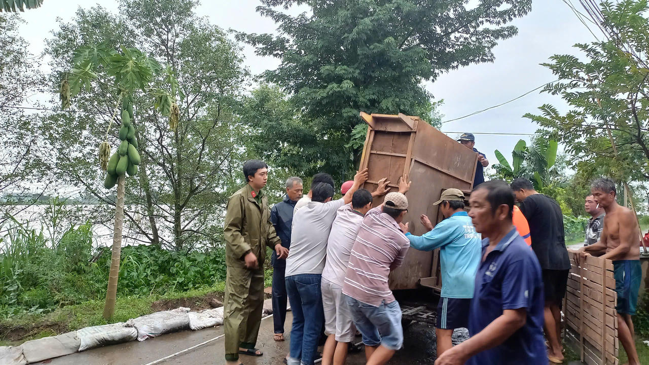 Lực lượng chức năng di dời vật dụng, tài sản đến nơi an toàn.