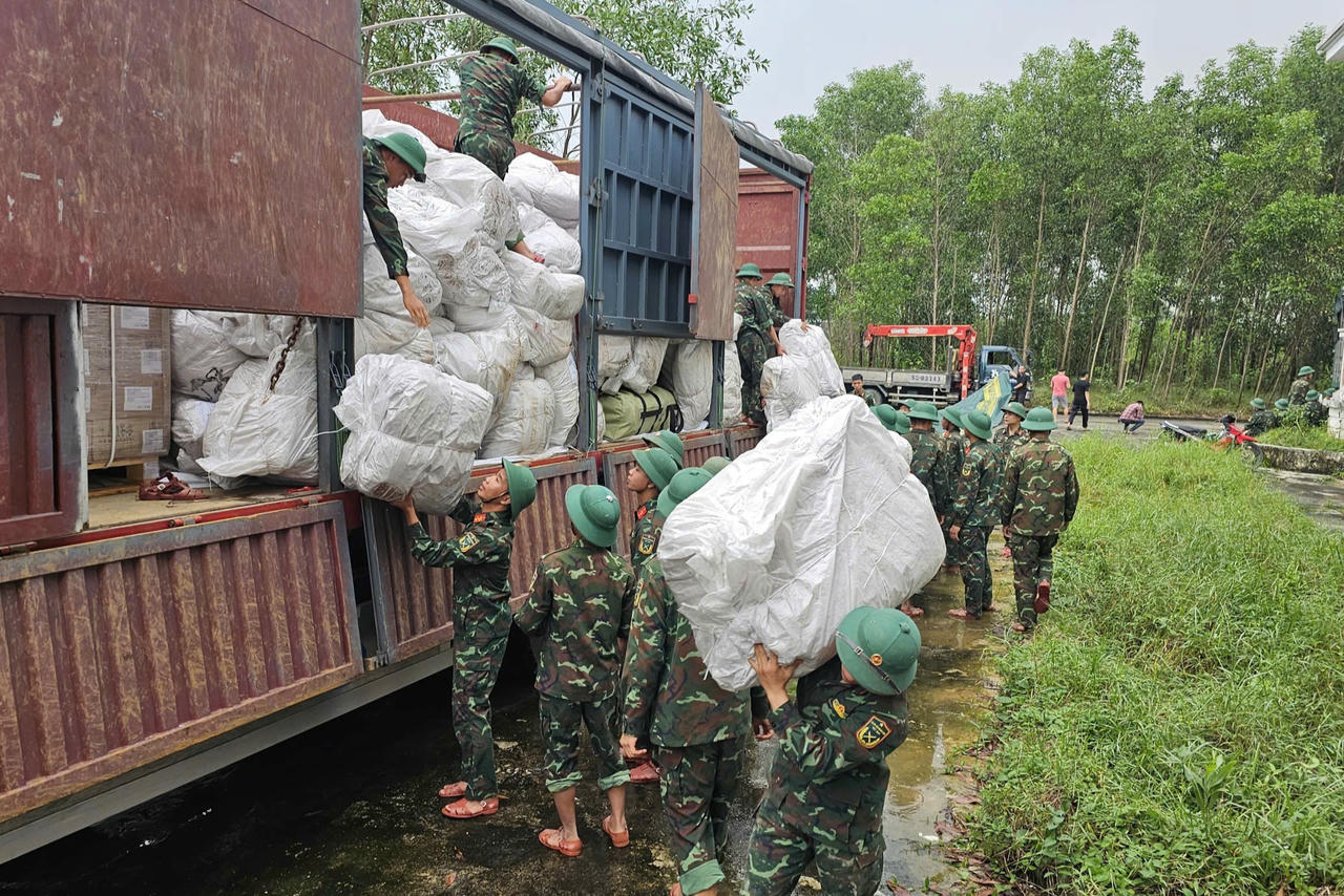Gần 100 cán bộ, chiến sĩ thuộc Bộ chỉ huy Quân sự TP Huế hỗ trợ vận chuyển hàng hóa xuống địa điểm tập kết