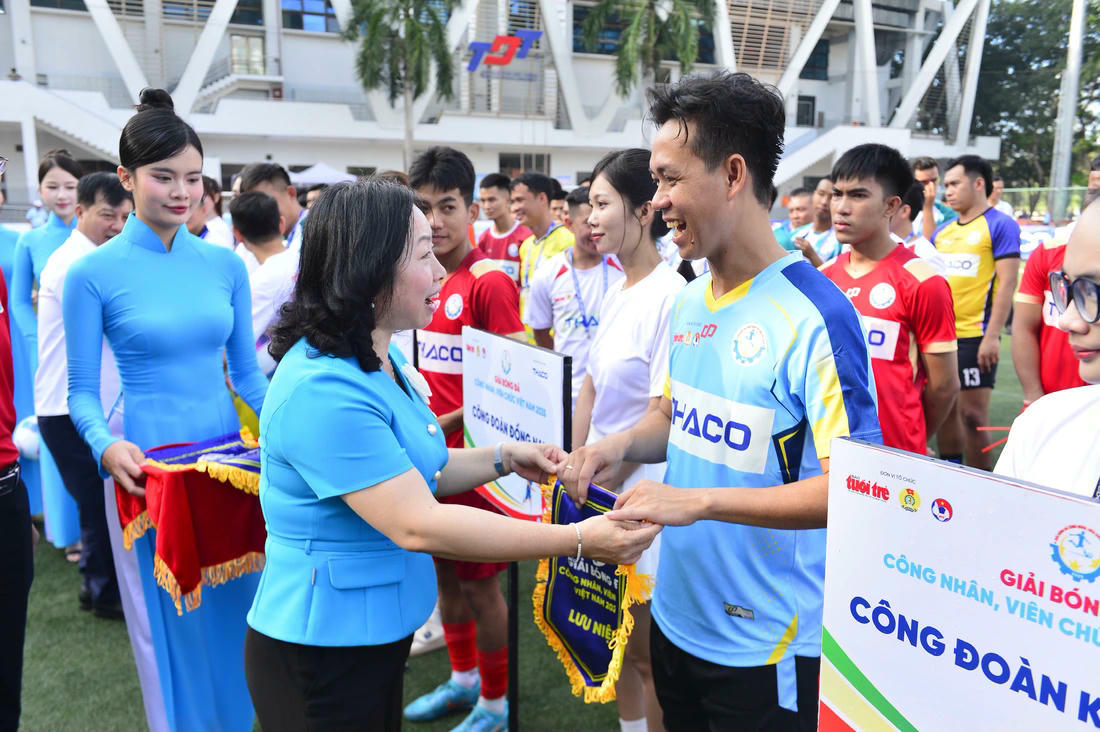 Bà Thái Thu Xương - Phó chủ tịch Thường trực Tổng liên đoàn Lao động Việt Nam - động viên cầu thủ trước giờ thi đấu - Ảnh: QUANG ĐỊNH