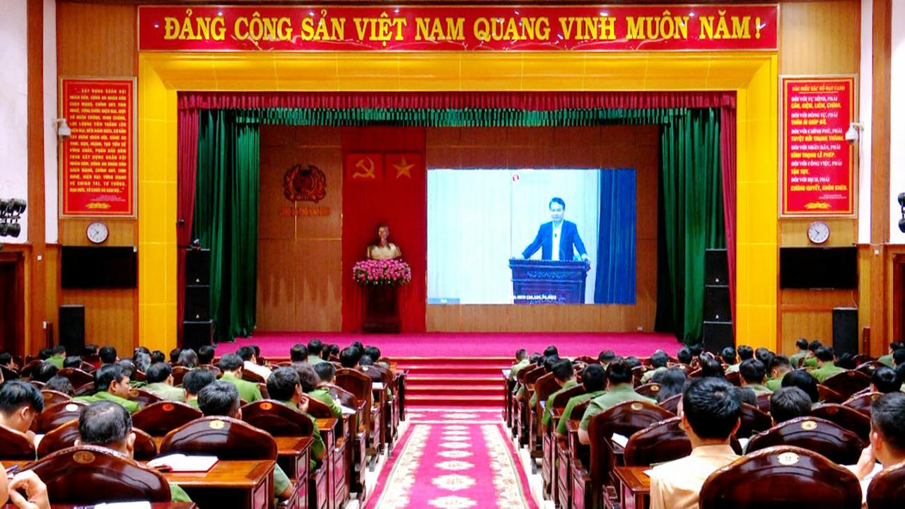 Bí thư Tỉnh ủy Ninh Bình Đặng Xuân Phong phát biểu kết luận tại hội nghị. (Ảnh: CANB)