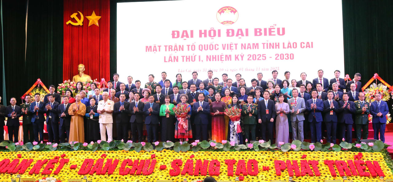 Lãnh đạo&nbsp;Ủy ban Trung ương MTTQ Việt Nam và Lãnh đạo tỉnh Lào Cai tặng hoa chúc mừng