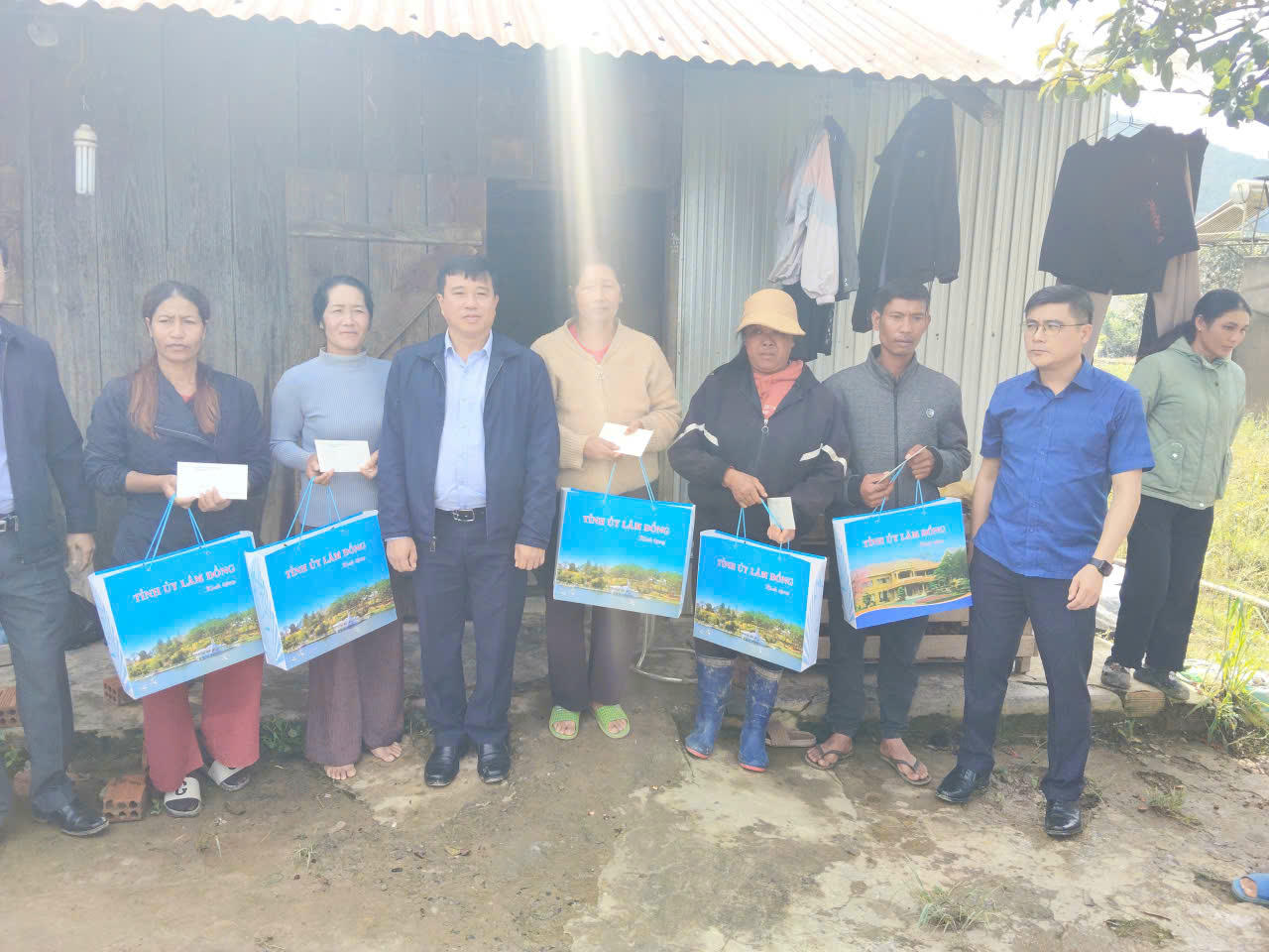 Lãnh đạo tỉnh Lâm Đồng tặng quà người dân chịu ảnh hưởng nặng do mưa lụt.