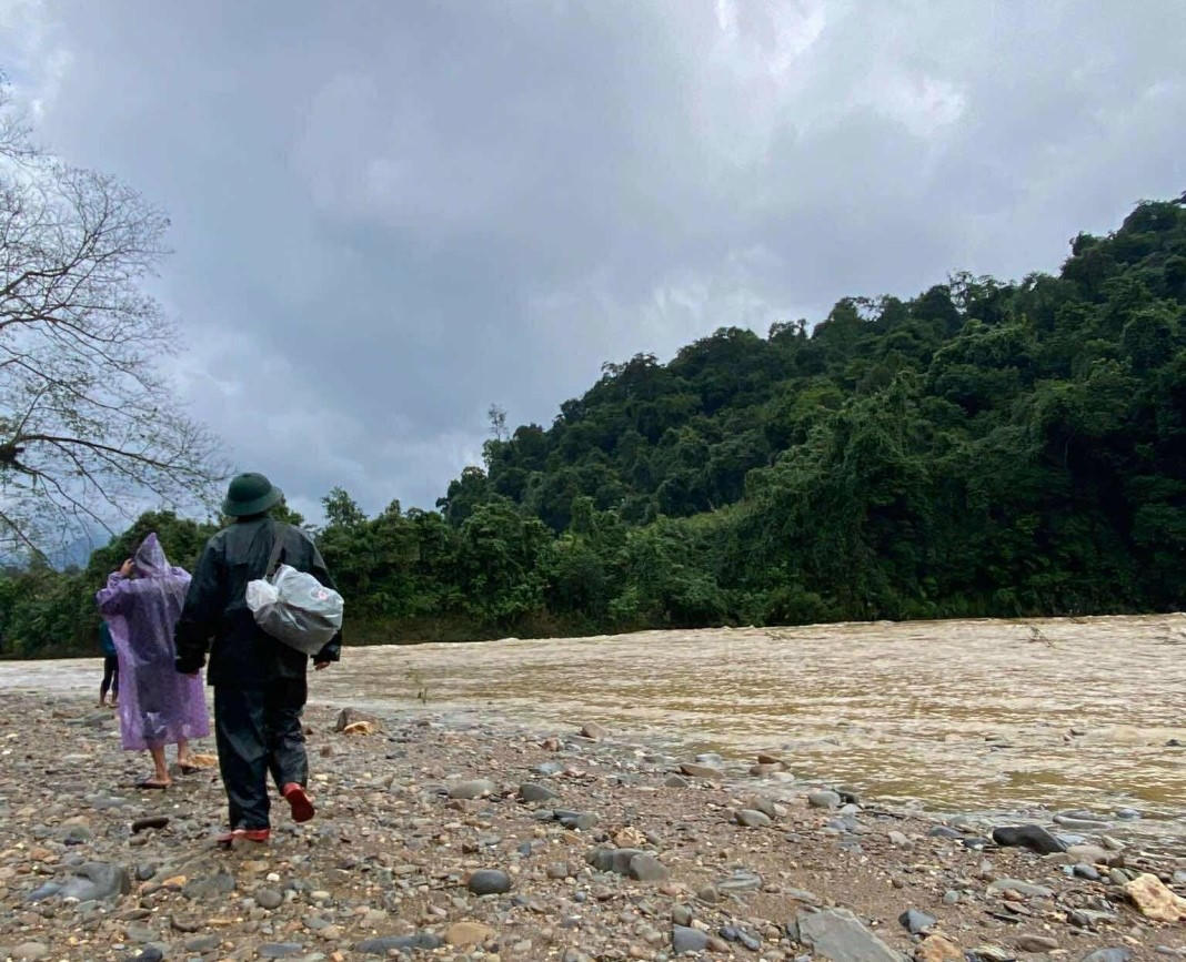 Lực lượng cứu hộ băng rừng, vượt suối chảy xiết, đối mặt với mưa lớn và nước dâng cao trong quá trình tìm kiếm người mất tích.