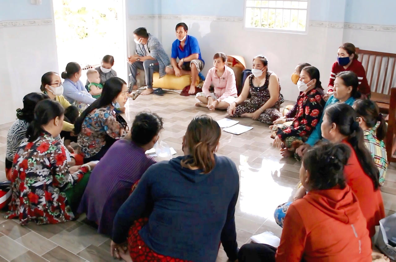 Chơi hụi là hình thức góp tiền dựa trên thỏa thuận giữa các thành viên về mức đóng, thời gian khui và lợi nhuận tăng dần qua từng kỳ hốt hụi.