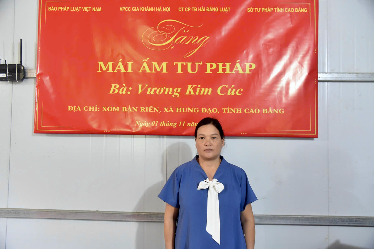 Chị Vương Kim Cúc, 1 trong 2 gia đình được trao "Mái ấm Tư pháp). Ảnh: Thanh Tùng