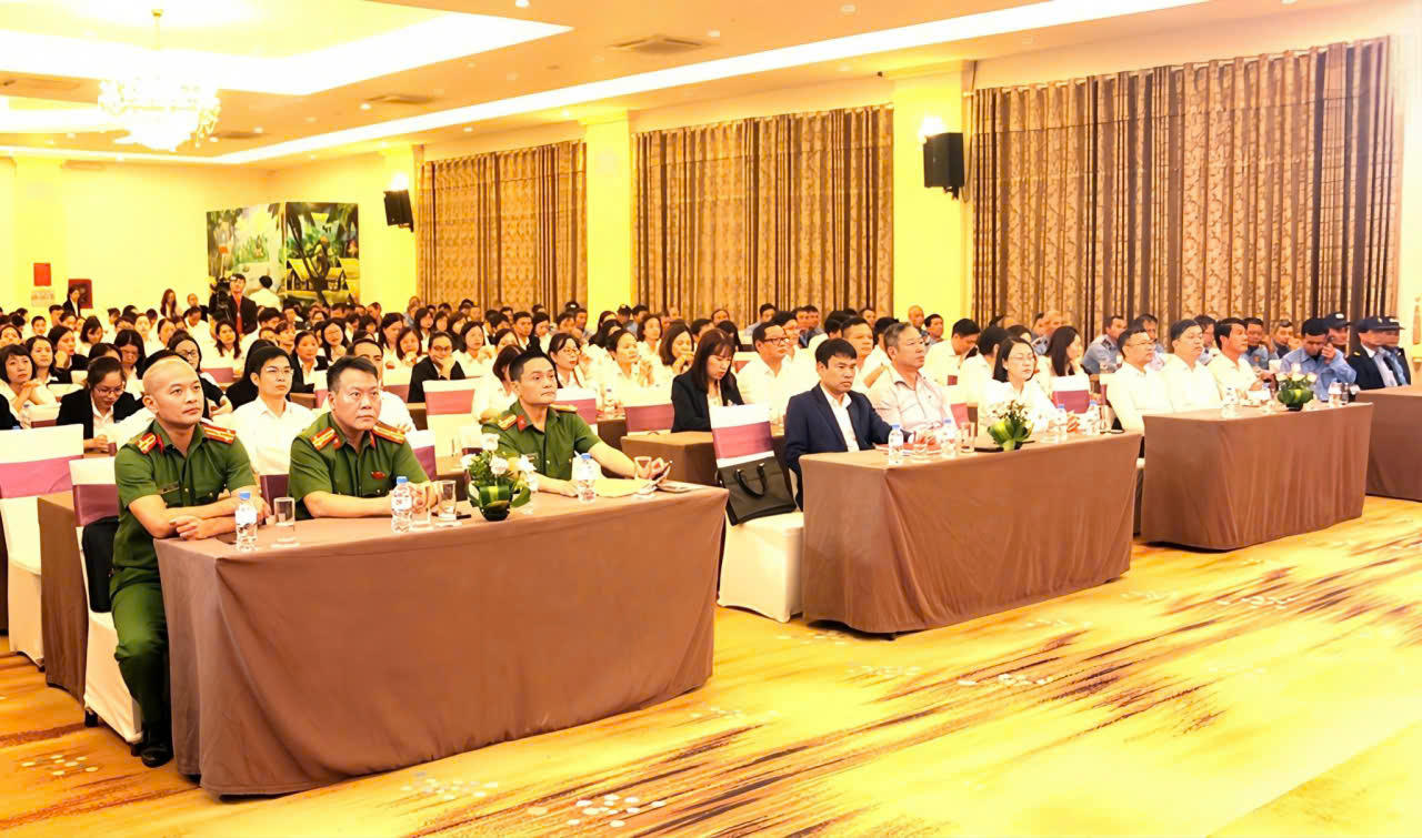 Lớp tập huấn thu hút gần 300 cán bộ, người lao động và lực lượng bảo vệ của các ngân hàng tại Ninh Bình.