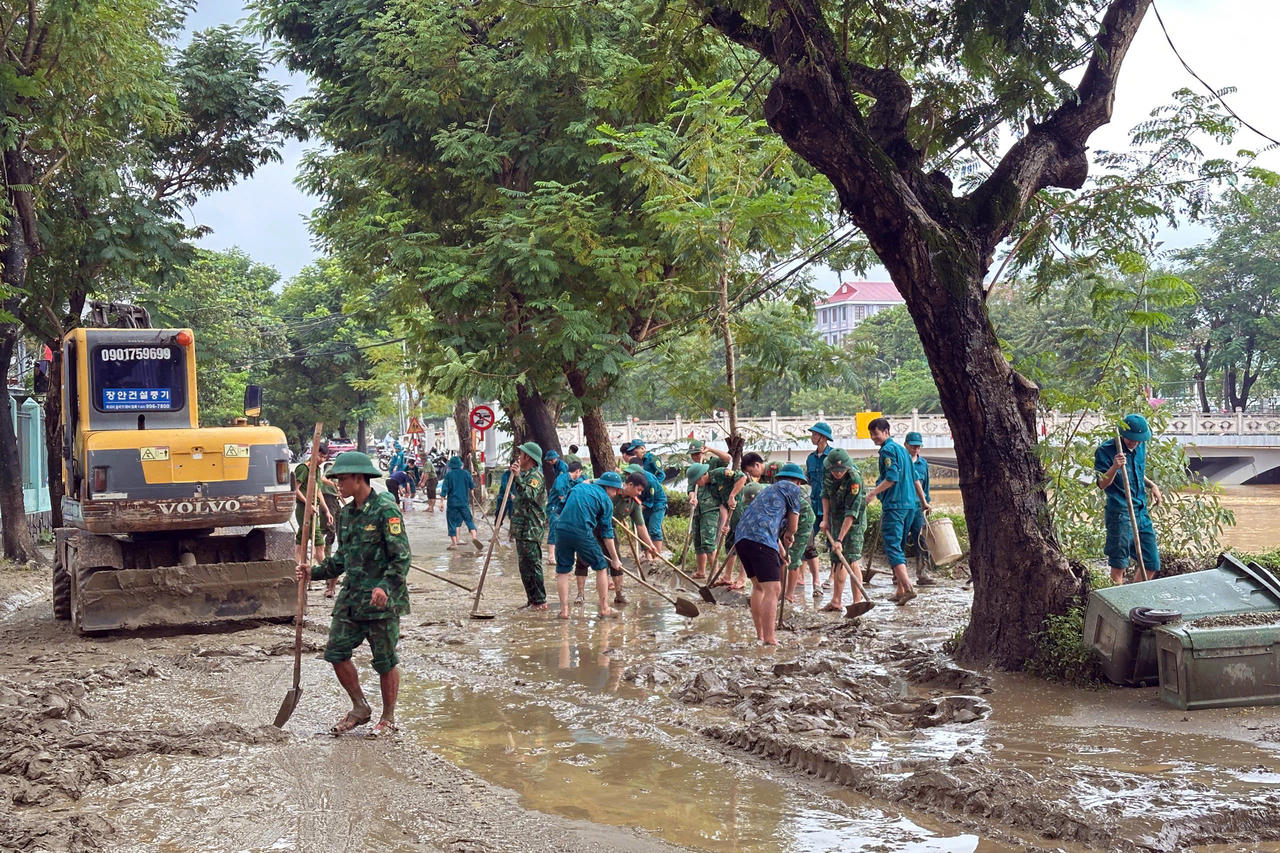 Bộ đội Biên phòng TP Huế hỗ trợ khắc phục hậu quả mưa lũ