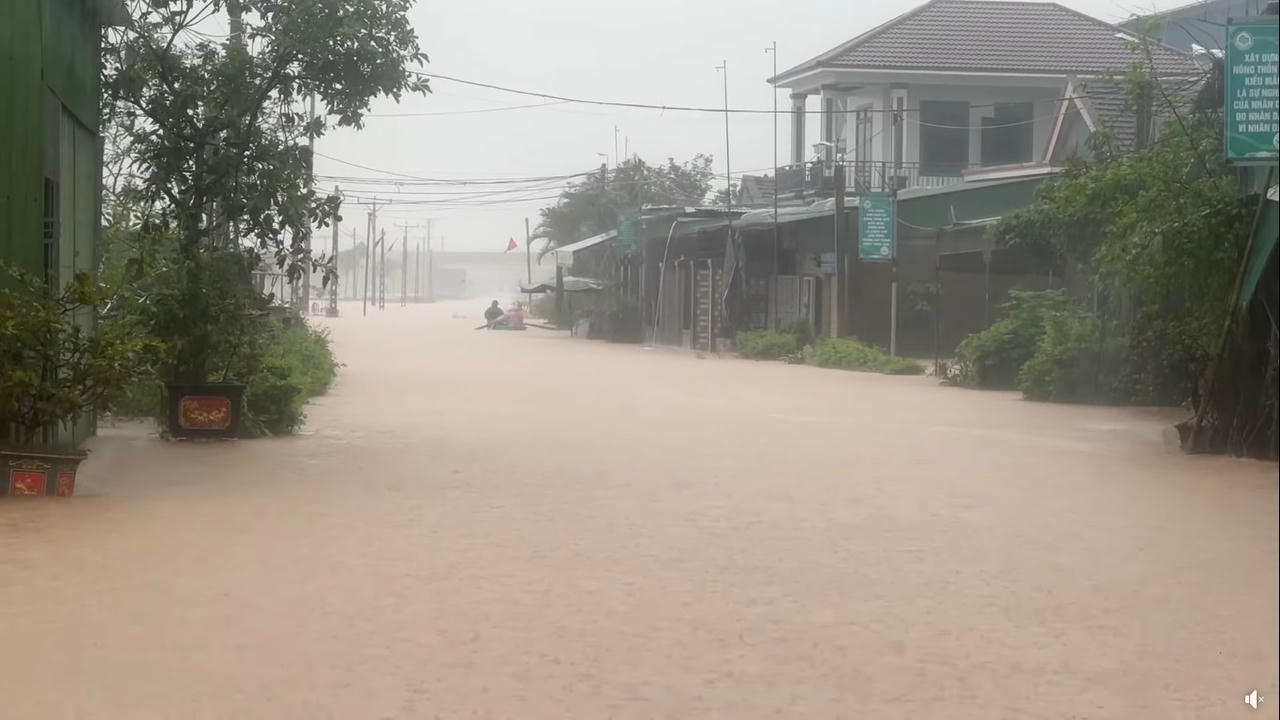 Mưa lớn nhiều tuyến đường tại xã Cẩm Duệ bị ngập sâu.