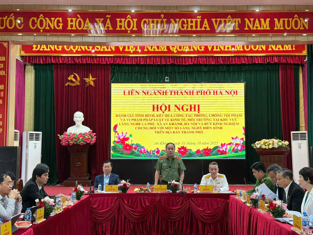 Trung tướng Nguyễn Thanh Tùng phát biểu tại buổi làm việc.