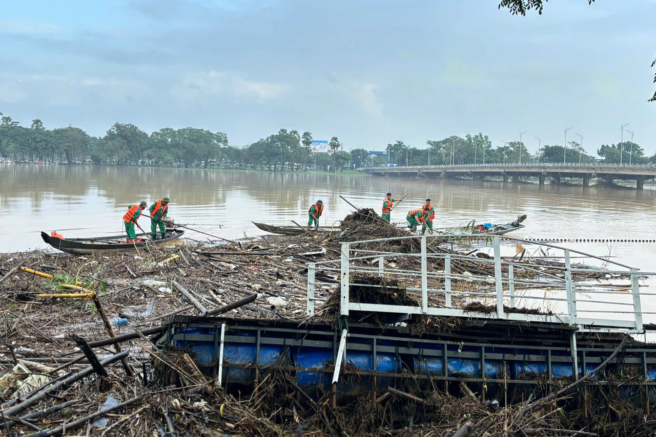 Bùn non phủ kín cố đô Huế, 600 nhân viên HEPCO dốc sức làm sạch phố phường