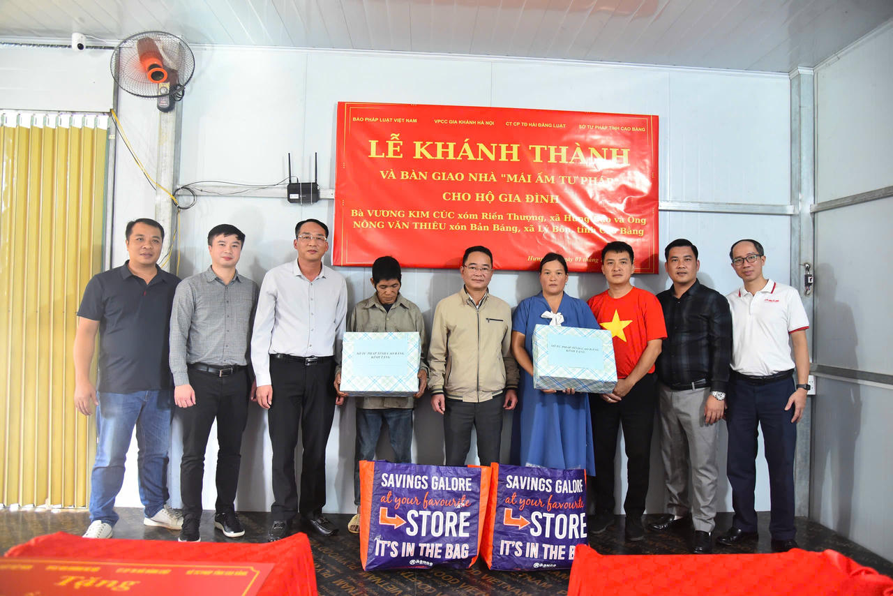 02 gia đình nhận quà từ Đoàn công tác. (Ảnh: Thanh Tùng)