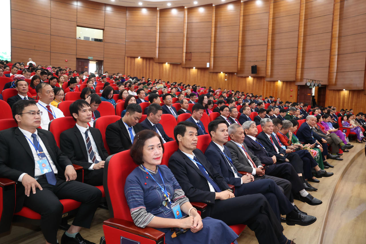 Đại hội còn có sự tham dự của&nbsp;375 đại biểu ưu tú đại diện cho ý chí, nguyện vọng của các tầng lớp nhân dân: công nhân, nông dân, trí thức, lực lượng vũ trang, đồng bào dân tộc, tôn giáo và đội ngũ doanh nhân toàn tỉnh.