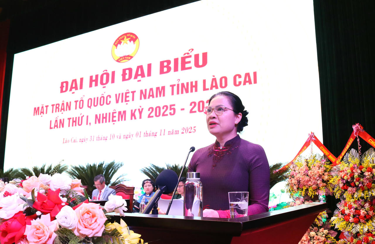 Bà Hà Thị Nga, Phó Chủ tịch Ủy ban Trung ương MTTQ Việt Nam phát biểu chỉ đạo Đại hội