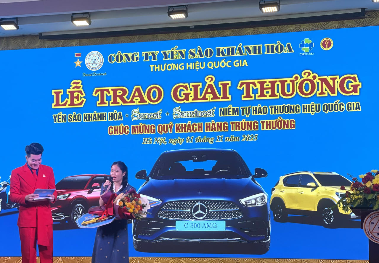 Bà Nguyễn Thị Hằng (TP. Hà Nội) vui mừng nhận giải và bày tỏ lòng tri ân tới Công ty Yến sào Khánh Hòa – Sanest vì đã mang đến chương trình tri ân ý nghĩa, lan tỏa niềm tin và giá trị thương hiệu quốc gia