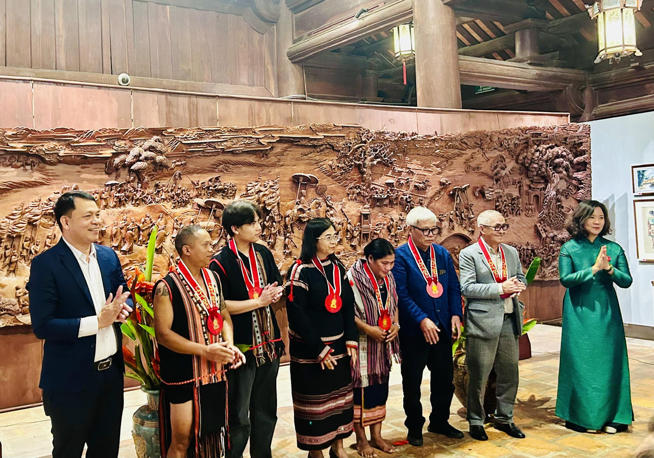 Tôn vinh các nghệ nhân ở các làng nghề (Ảnh: Bảo Châu)