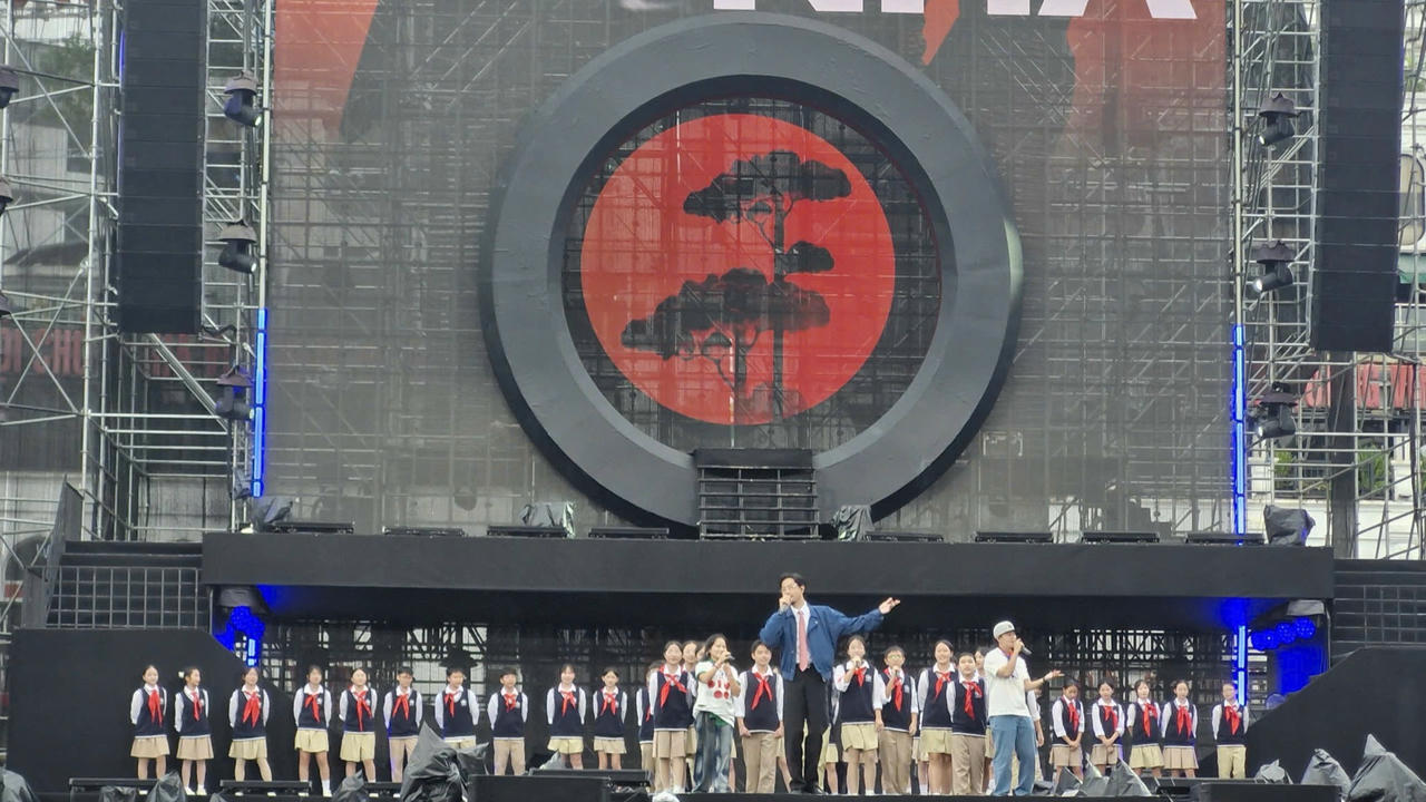 Rapper  Đen Vâu biểu diễn văn nghệ tại lễ khai mạc