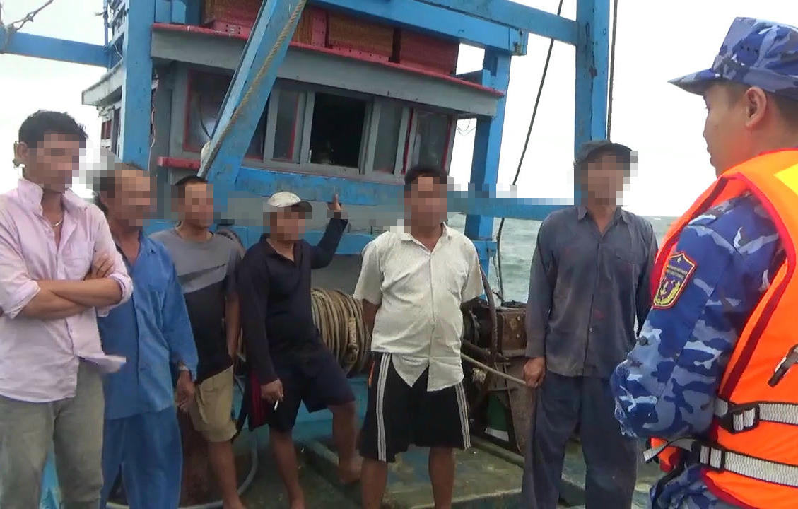 Bộ tư lệnh Vùng cảnh sát biển 2 bắt giữ 2 tàu cá vi phạm IUU
