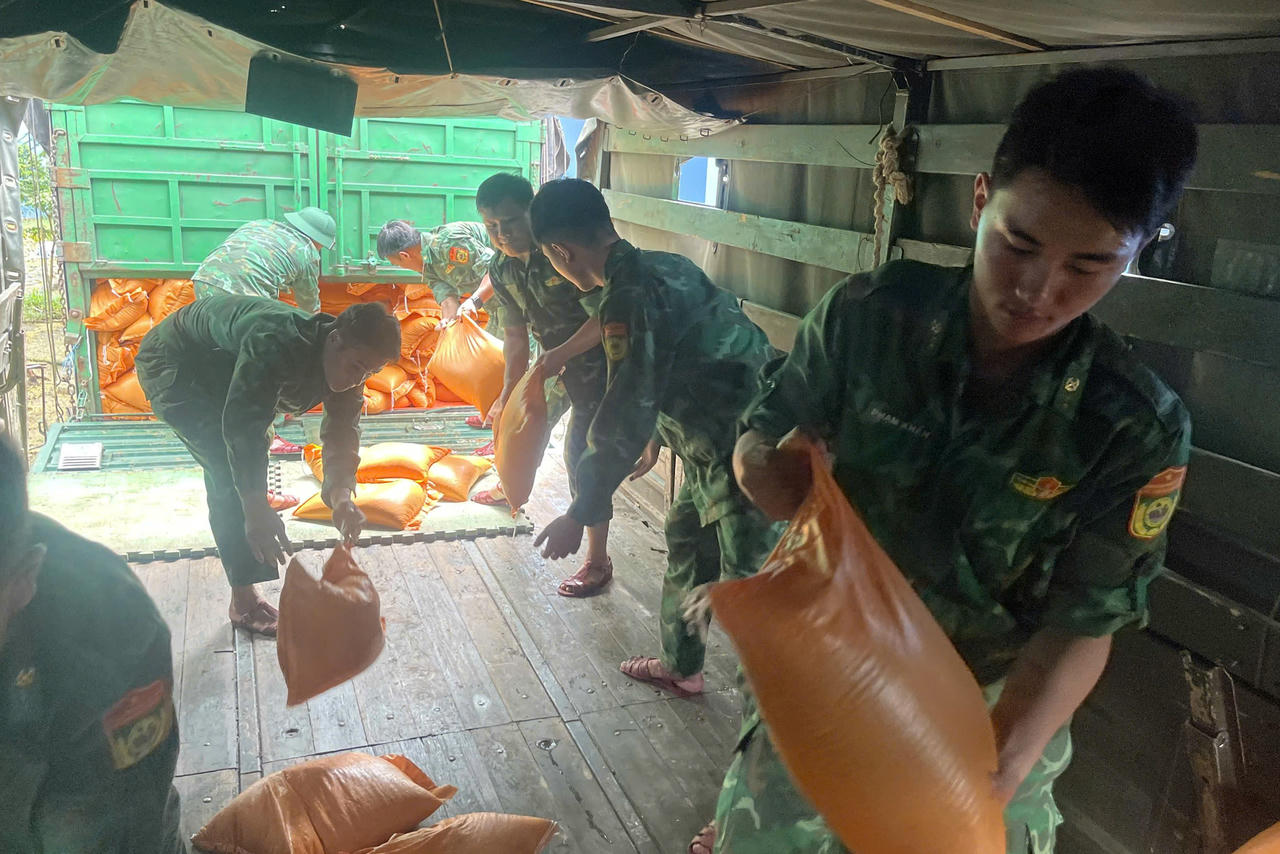 Tiếp nhận và cấp phát hàng cứu trợ theo kế hoạch của Ủy ban Mặt trận Tổ quốc Việt Nam TP Huế, kịp thời hỗ trợ các hộ dân bị thiệt hại do mưa lũ