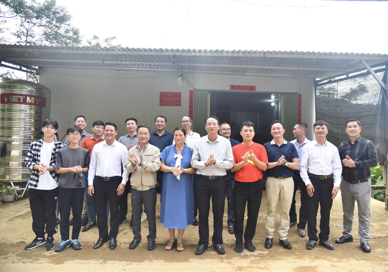 Báo Pháp luật Việt Nam trao 'Mái ấm Tư pháp' tại Cao Bằng