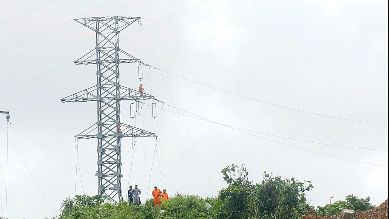 EVNCPC đã khôi phục cấp điện cho hơn 84% khách hàng bị ảnh hưởng do mưa lũ