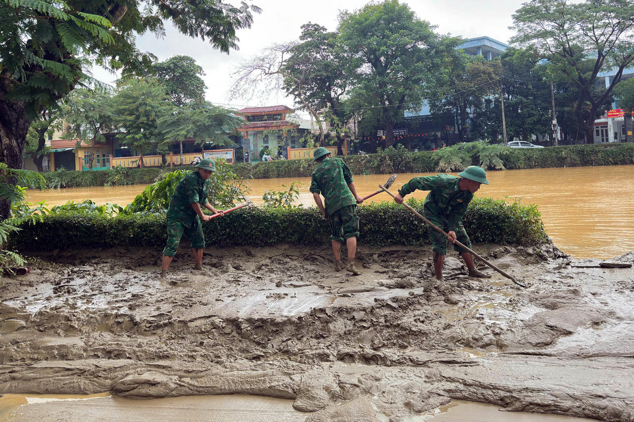 Khối lượng bùn đất lớn do mưa lũ để lại