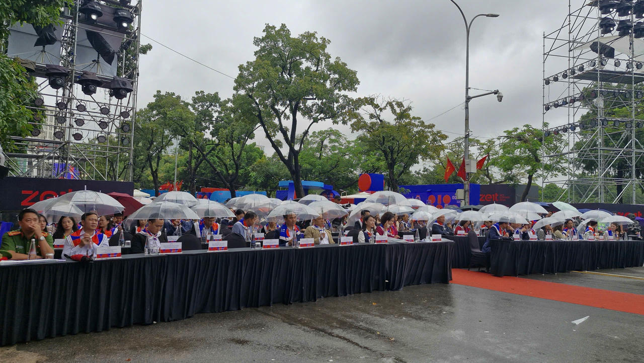 Các đại biểu tham dự buổi lễ