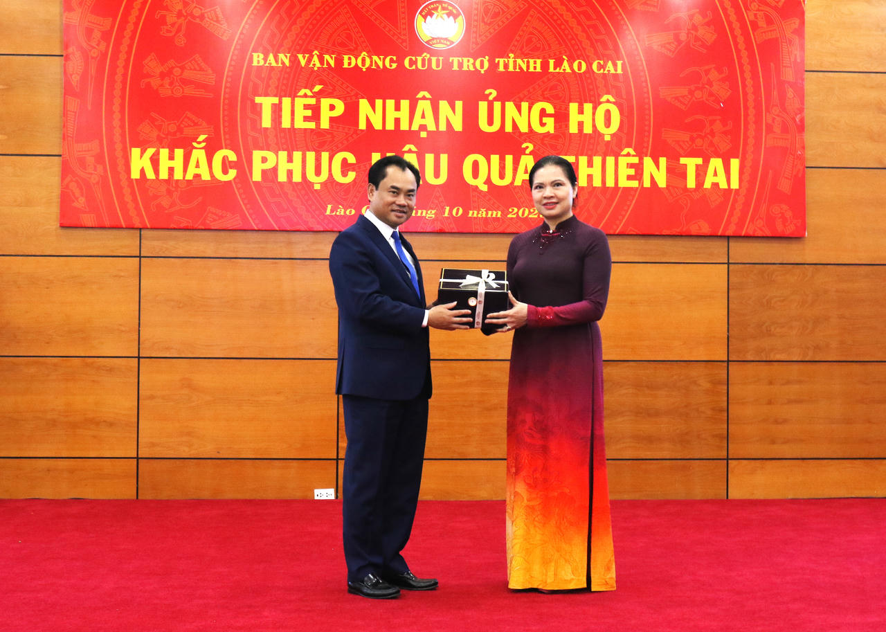 Bí thư Tỉnh ủy Lào Cai Trịnh Việt Hùng tặng quà cho đoàn công tác