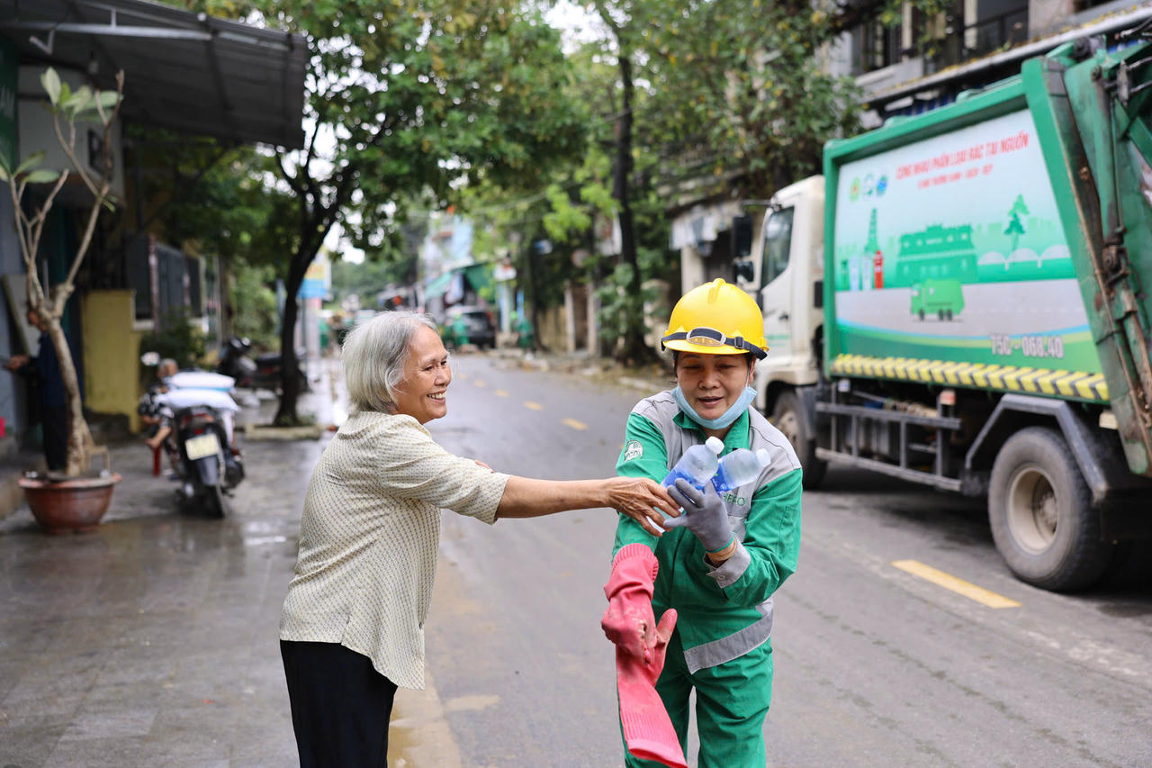 Người dân cảm ơn và tặng nước cho công nhân HEPCO (Ảnh chụp chiều 31/10)