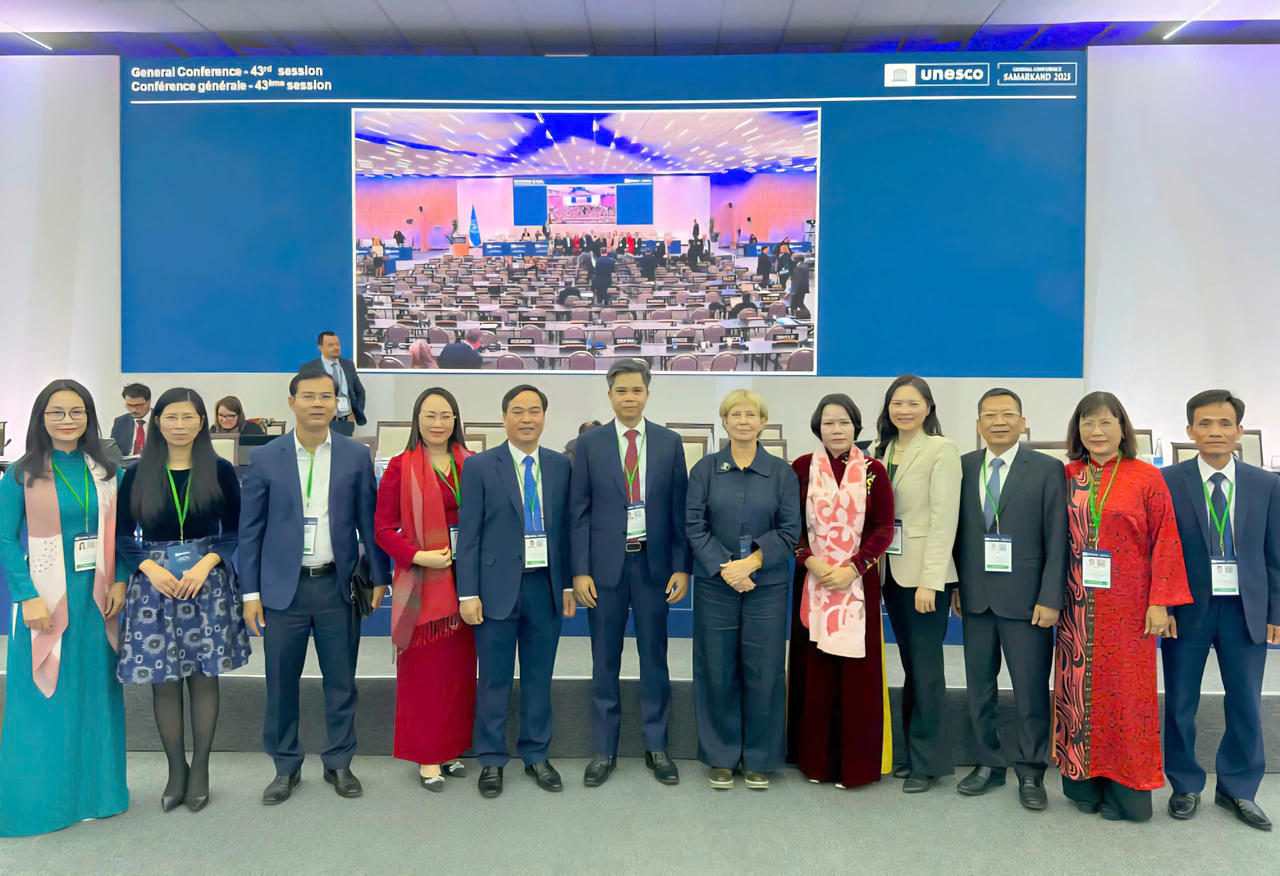 Đoàn công tác tỉnh Hưng Yên tham dự Kỳ họp lần thứ 43 Đại hội đồng UNESCO cùng các đại biểu quốc tế.