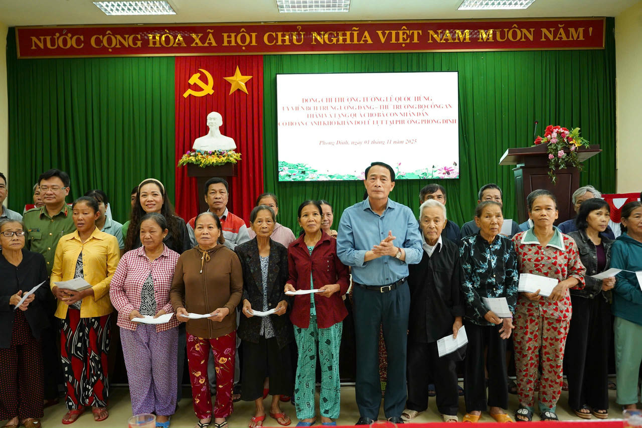 Thượng tướng Lê Quốc Hùng, Thứ trưởng Bộ Công an thăm, tặng quà người dân vùng lũ.