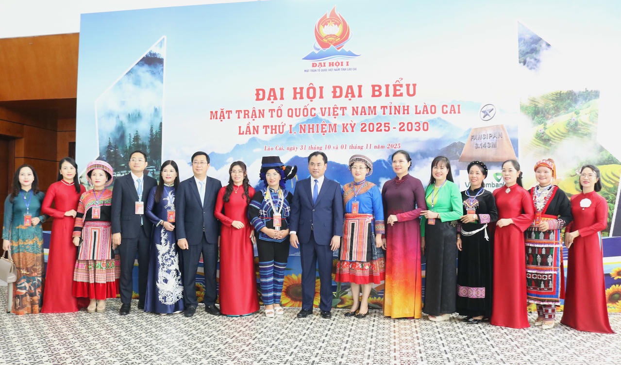 Các đại biểu tham quan không gian trưng bày tại Đại hội và chụp ảnh lưu niệm