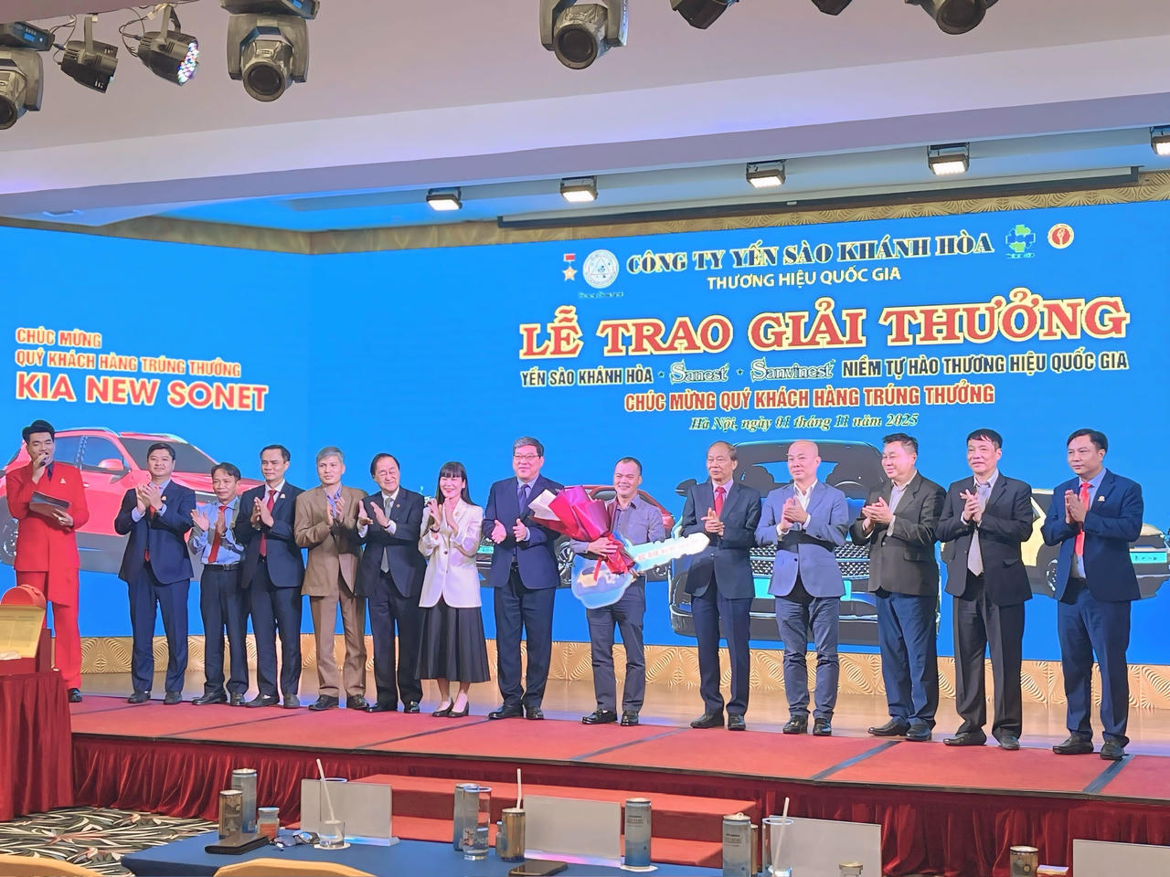 Các đại biểu và đại diện Công ty Yến sào Khánh Hòa – Sanest chúc mừng ông Trần Thế Tài (phường Hải An, TP. Hải Phòng) – khách hàng may mắn nhận Giải Nhì