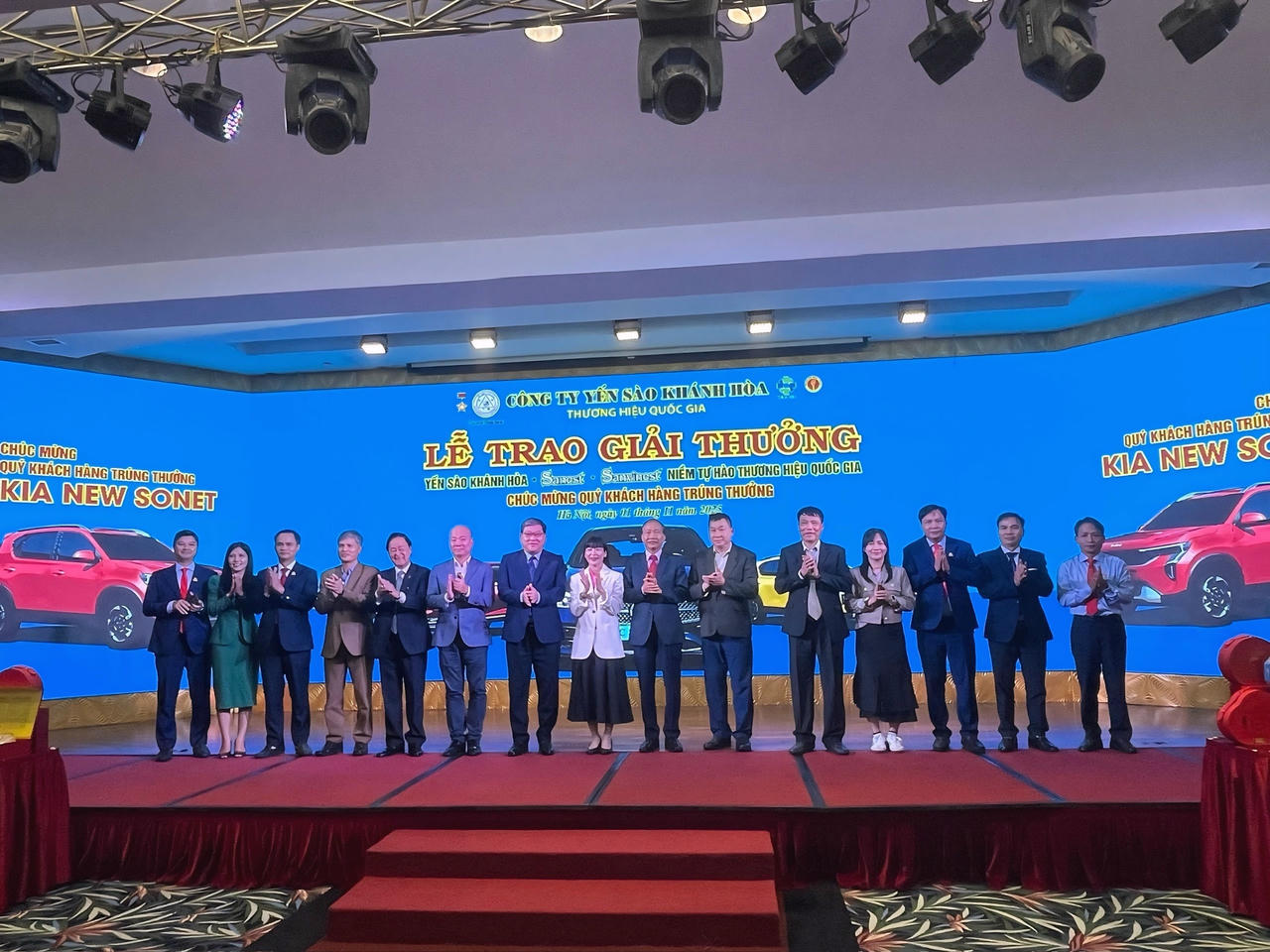 Các đại biểu tham dự chương trình cùng lãnh đạo Công ty Yến sào Khánh Hòa tại Lễ trao giải thưởng “Yến sào Khánh Hòa Sanest – Sanvinest