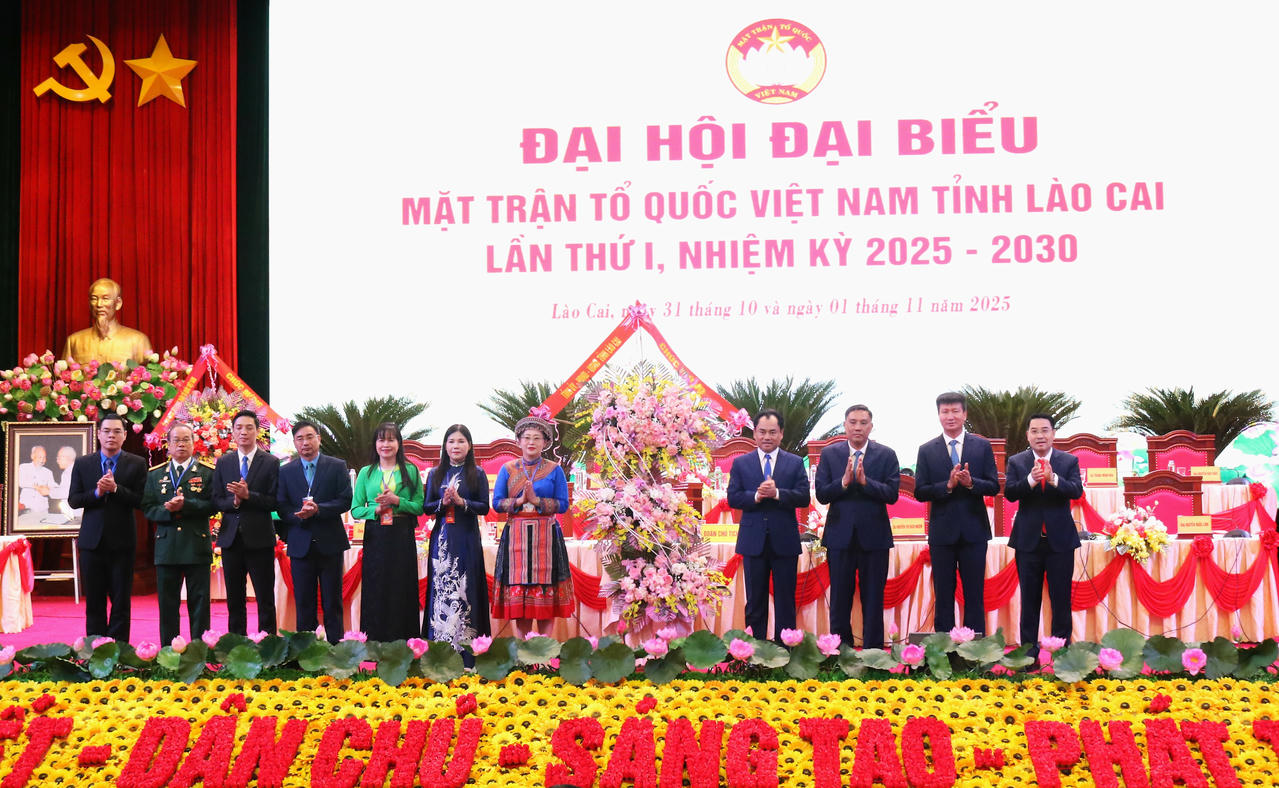 Thường vụ Tỉnh ủy Lào Cai tặng hoa chúc mừng Đại hội