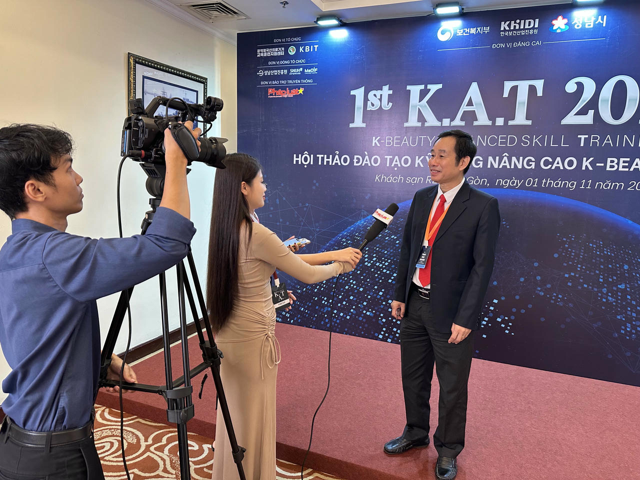 BS.CKII Trần Văn Khanh - Giám đốc BV Lê Văn Thịnh trả lời phỏng vấn tại hội thảo&nbsp;