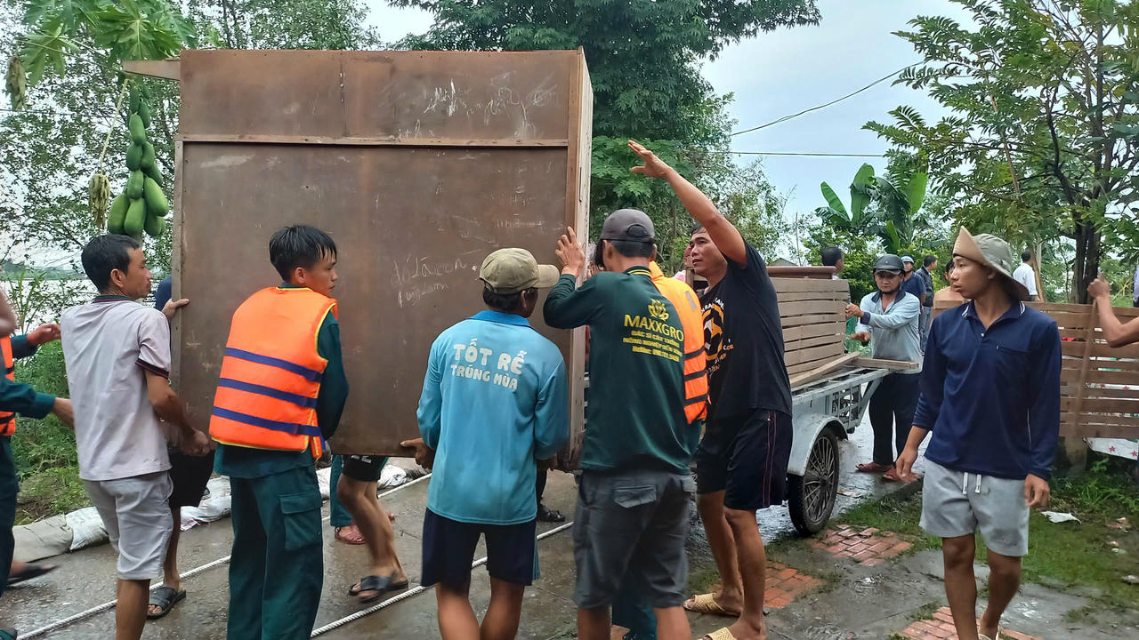 Sạt lở bờ sông nghiêm trọng tại xã Mỹ Hòa Hưng (tỉnh An Giang), 12 hộ dân phải di dời khẩn cấp