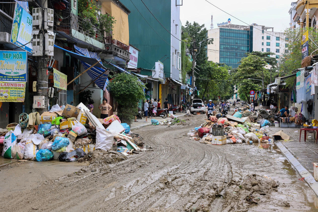 Cùng với bùn đất, lượng lớn rác thải cũng hiện diện trên nhiều tuyến đường trung tâm TP Huế.