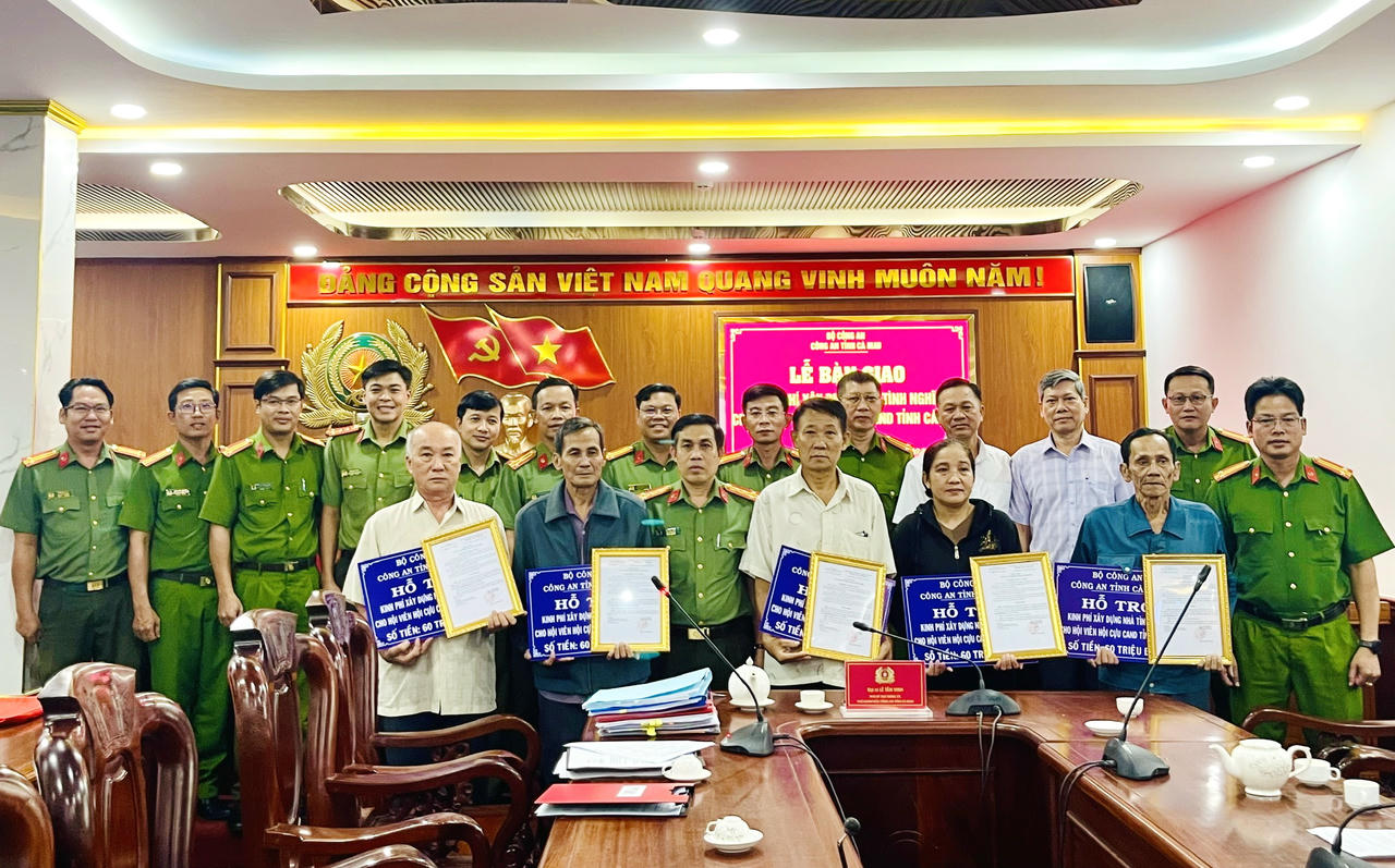 5 hội viên Hội Cựu CAND nhận Quyết định của Giám đốc Công an tỉnh Cà Mau về hỗ trợ kinh phí xây dựng nhà tình nghĩa.