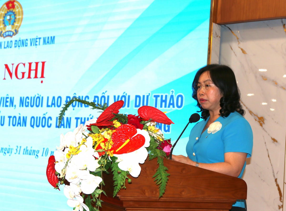 Bà Thái Thu Xương, Phó Chủ tịch Thường trực Tổng LĐLĐ Việt Nam phát biểu tại hội nghị.
