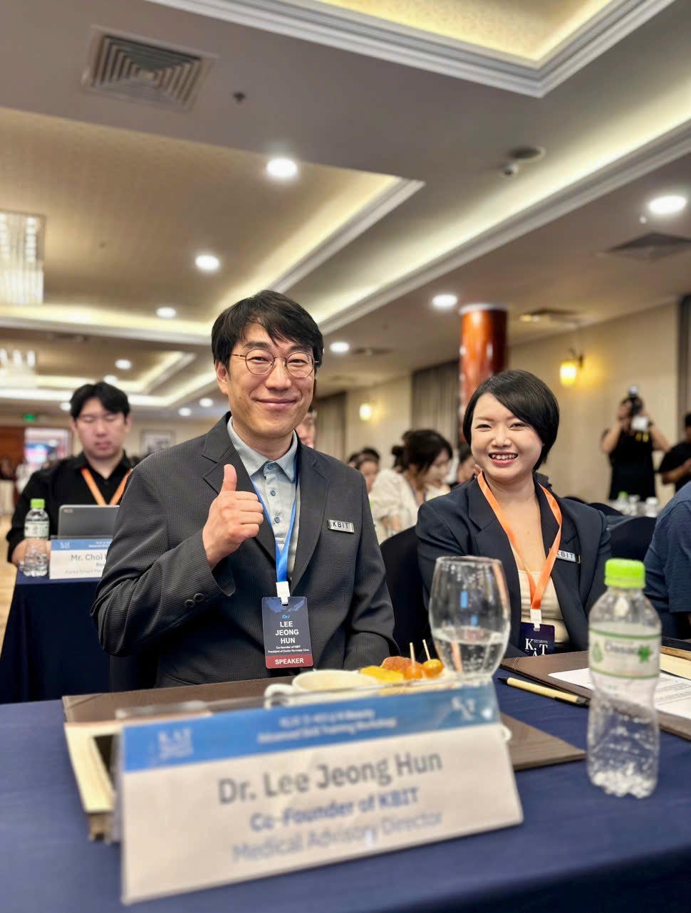 Bác sĩ Lee Jeong Hun&nbsp; - cố vấn chuyên môn và bà Võ Thị Minh Thư - nhà đồng sáng lập Hiệp hội công nghệ thẩm mỹ Hàn Quốc KBIT&nbsp;