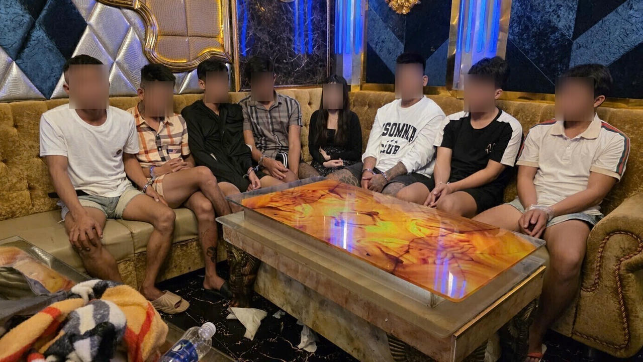 8 đối tượng bị bắt quả tang khi đang tổ chức sử dụng và sử dụng ma tuý tại phòng VIP8888.