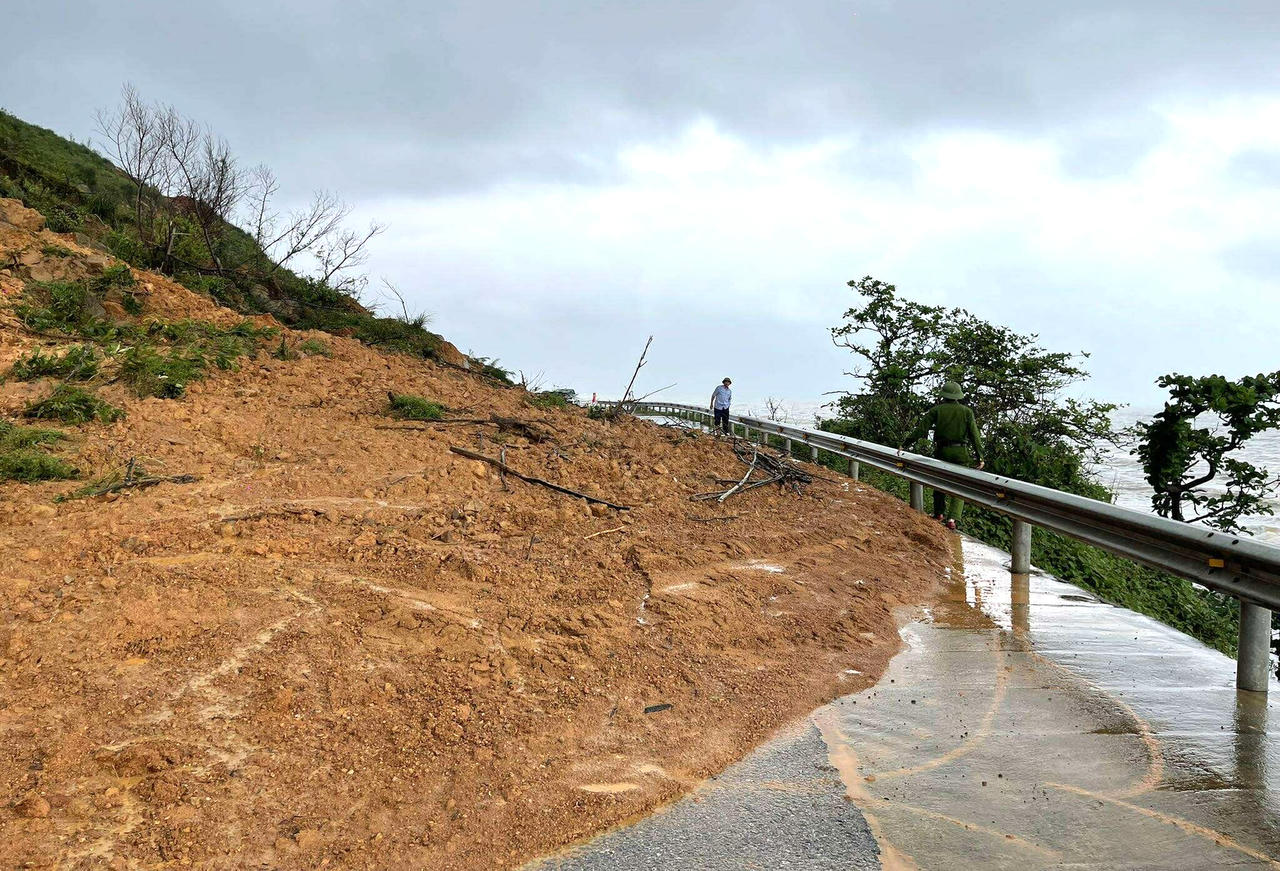 Tuyến quốc lộ ven biển đoạn qua địa bàn phường Hải Ninh bị sạt lở.