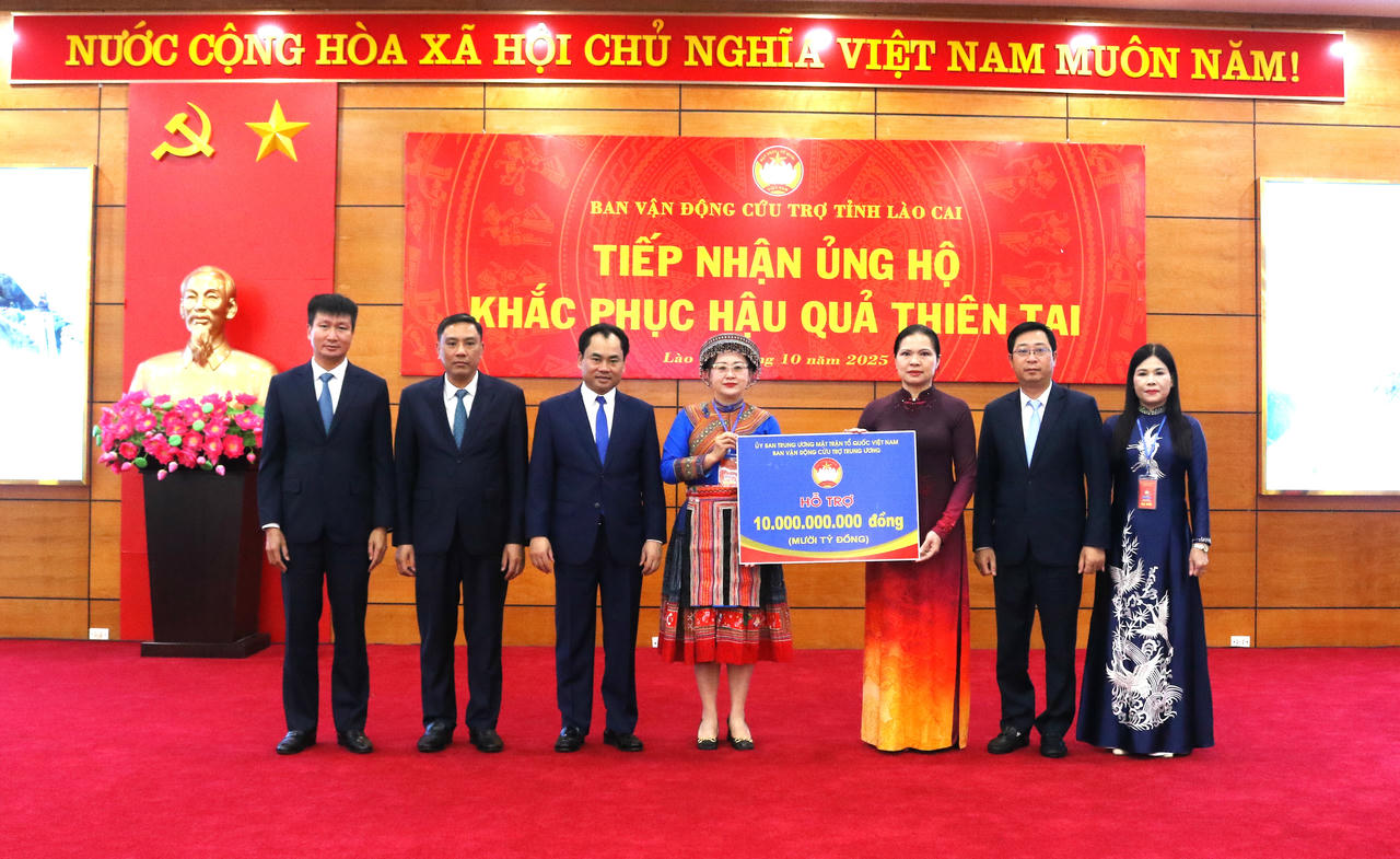 Phó Chủ tịch&nbsp;Ủy ban Trung ương MTTQ Việt Nam Hà Thị Nga trao hỗ trợ cho tỉnh Lào Cai