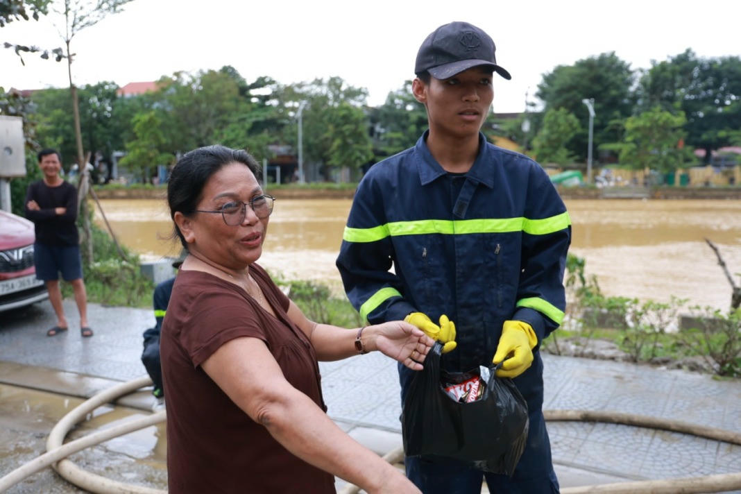 Tình cảm của người dân TP Huế đối với cán bộ, chiến sĩ Công an tỉnh Quảng Trị.