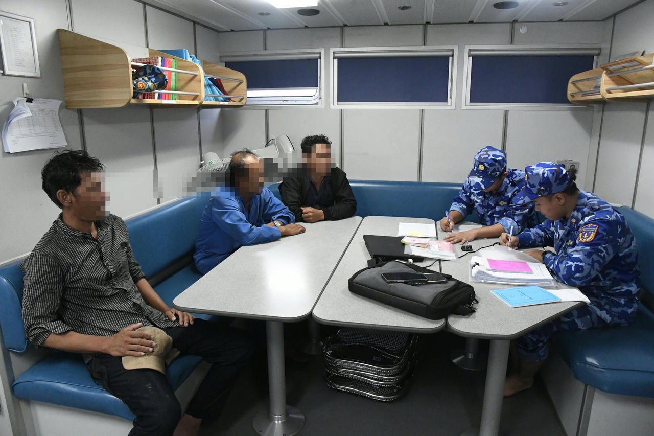 Lực lượng chức năng làm việc về 2 tàu cá vi phạm khai thác IUU tại cảng Hải đoàn 32, Bộ Tư lệnh Vùng Cảnh sát biển 3 tại Bắc Vân Phong, Khánh Hòa để xử lý theo quy định