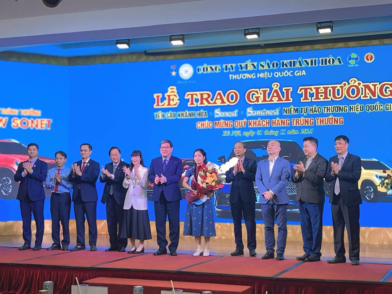 Các đại biểu cùng đại diện Công ty Yến sào Khánh Hòa – Sanest trao quà cho bà Nguyễn Thị Hằng (phường Cầu Giấy, TP. Hà Nội) – khách hàng may mắn trúng Giải Nhì