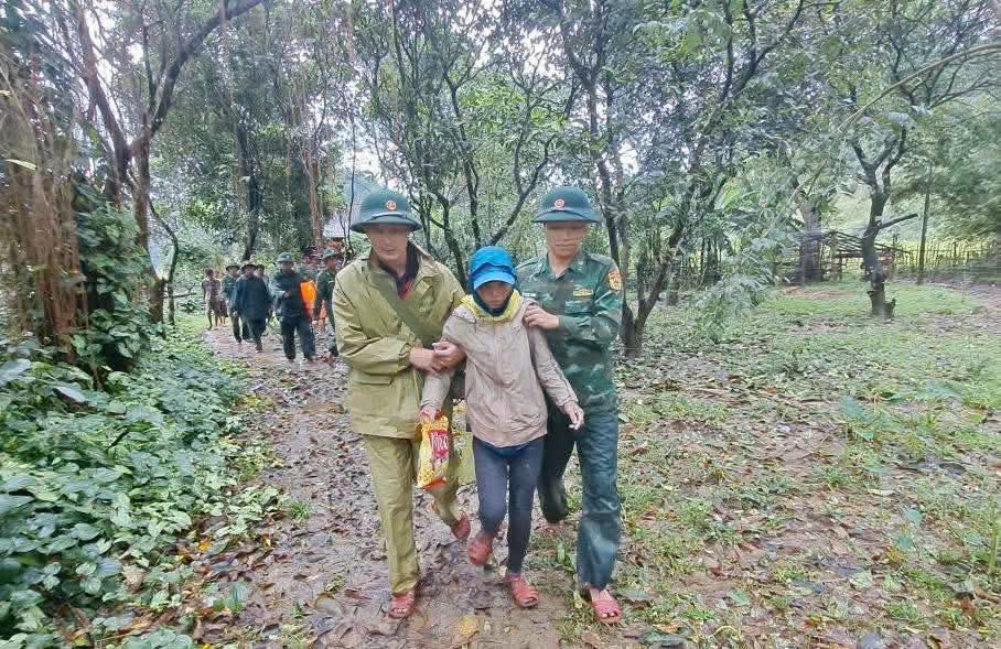 Sau nhiều giờ tìm kiếm, lực lượng cứu hộ đã tìm thấy chị Một trở về nhà an toàn.