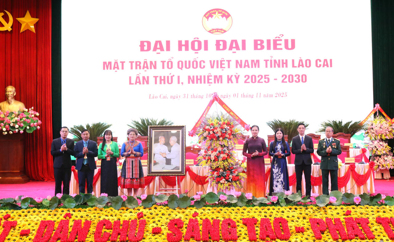 Bà Hà Thị Nga, Phó Chủ tịch&nbsp;Ủy ban Trung ương MTTQ Việt Nam&nbsp;trao tặng Đại hội lẵng hoa và bức ảnh Bác Hồ, Bác Tôn biểu tượng vững chắc của khối đại đoàn kết toàn dân tộc.